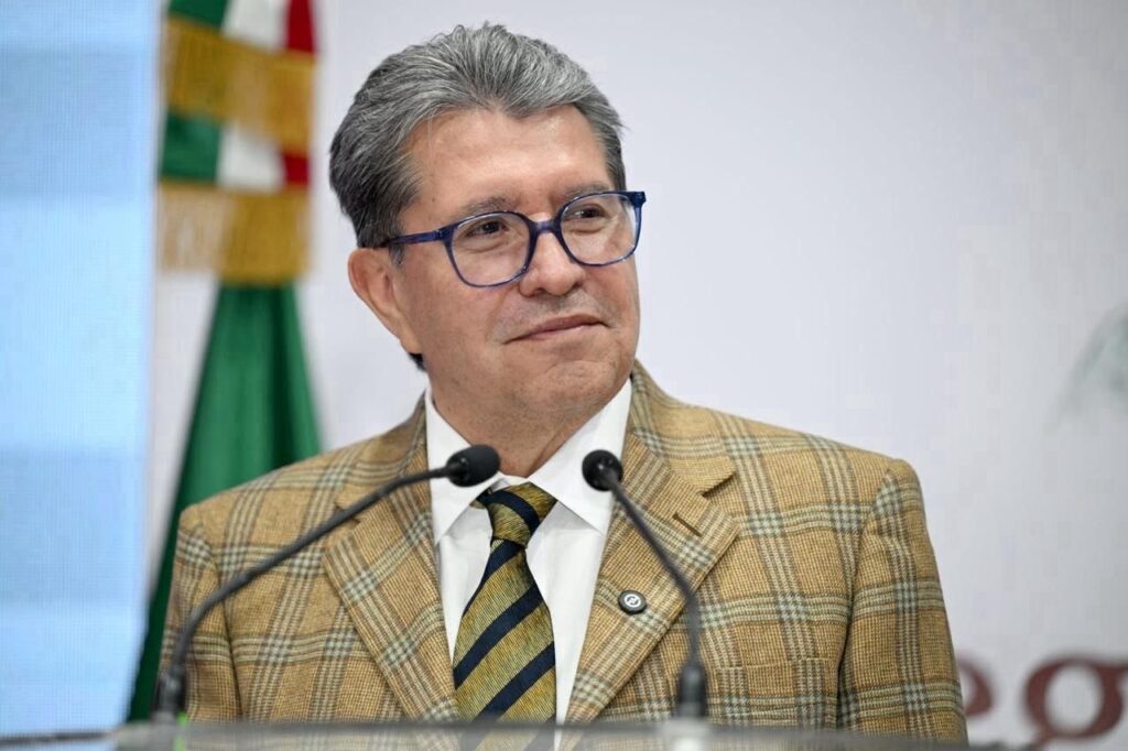 Ricardo Monreal frente a dos micrófonos durante un acto público.